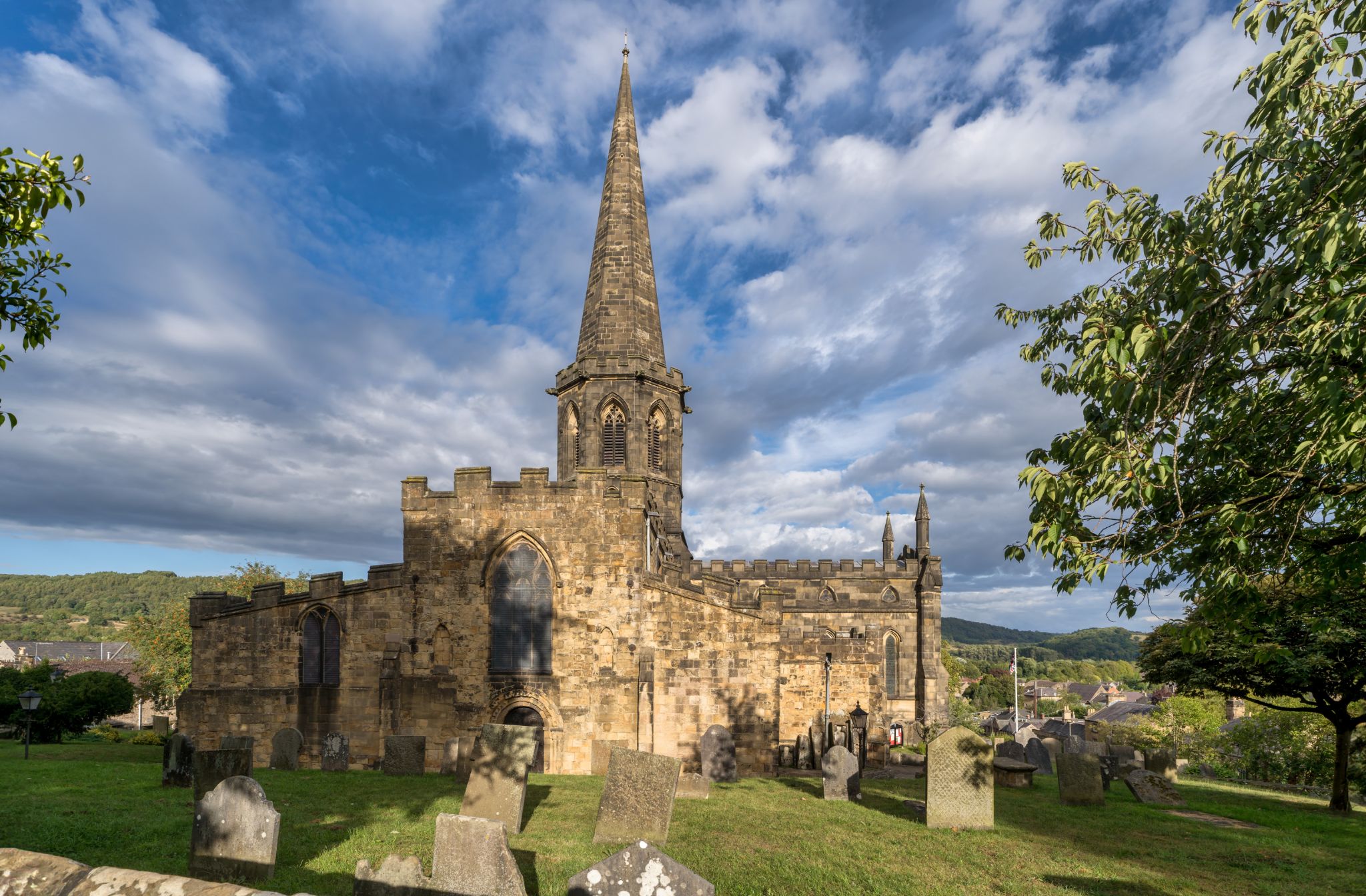 All Saints Church in Bakewell zählt zu den wichtigsten Sehenswürdigkeiten im Peak District. Besonders beeindruckend sind die gut erhaltenen angelsächsischen Friedhofskreuze und die historischen Grabmäler im Inneren.